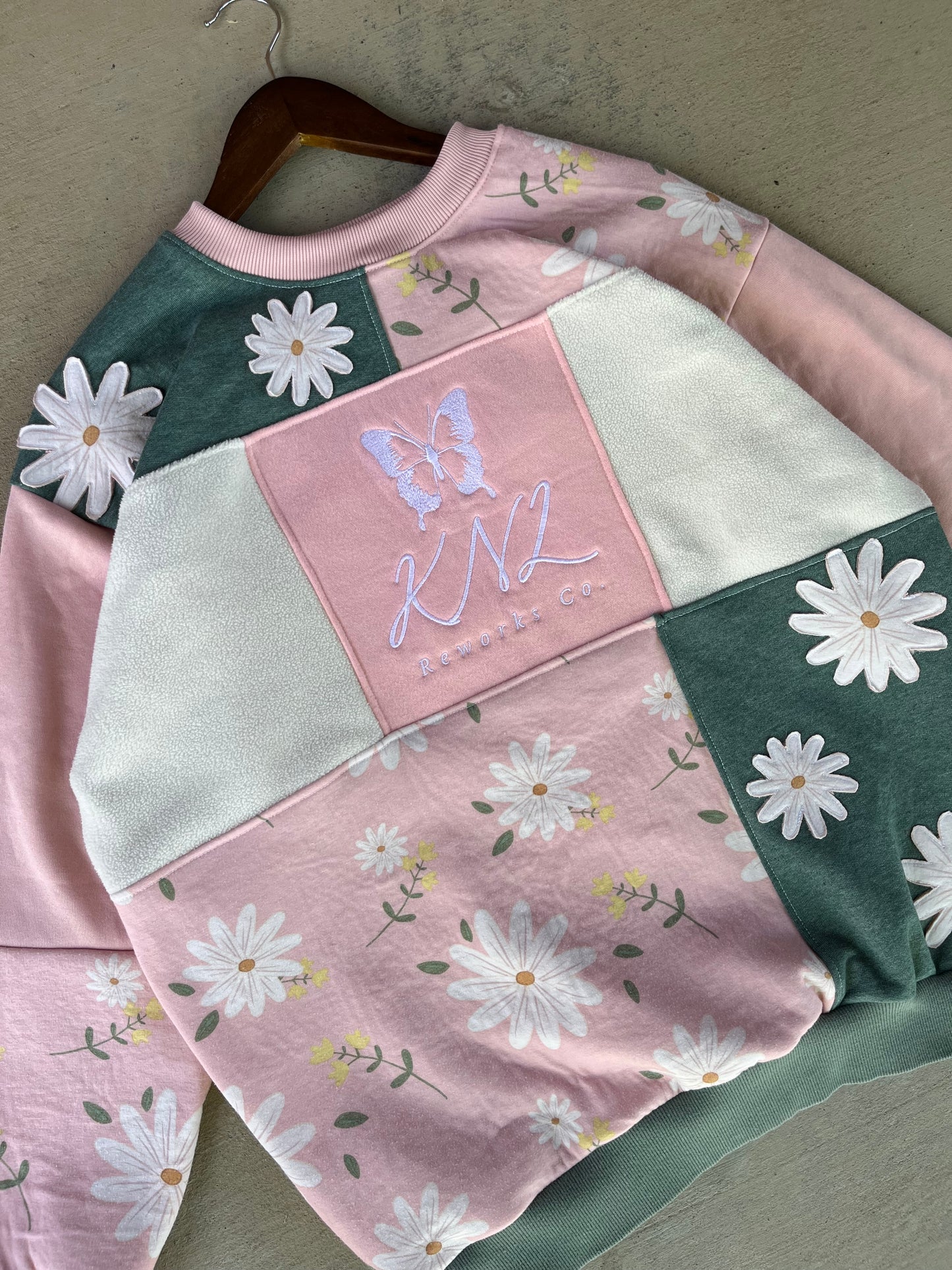 Daisy meadows patchwork crewneck (L)
