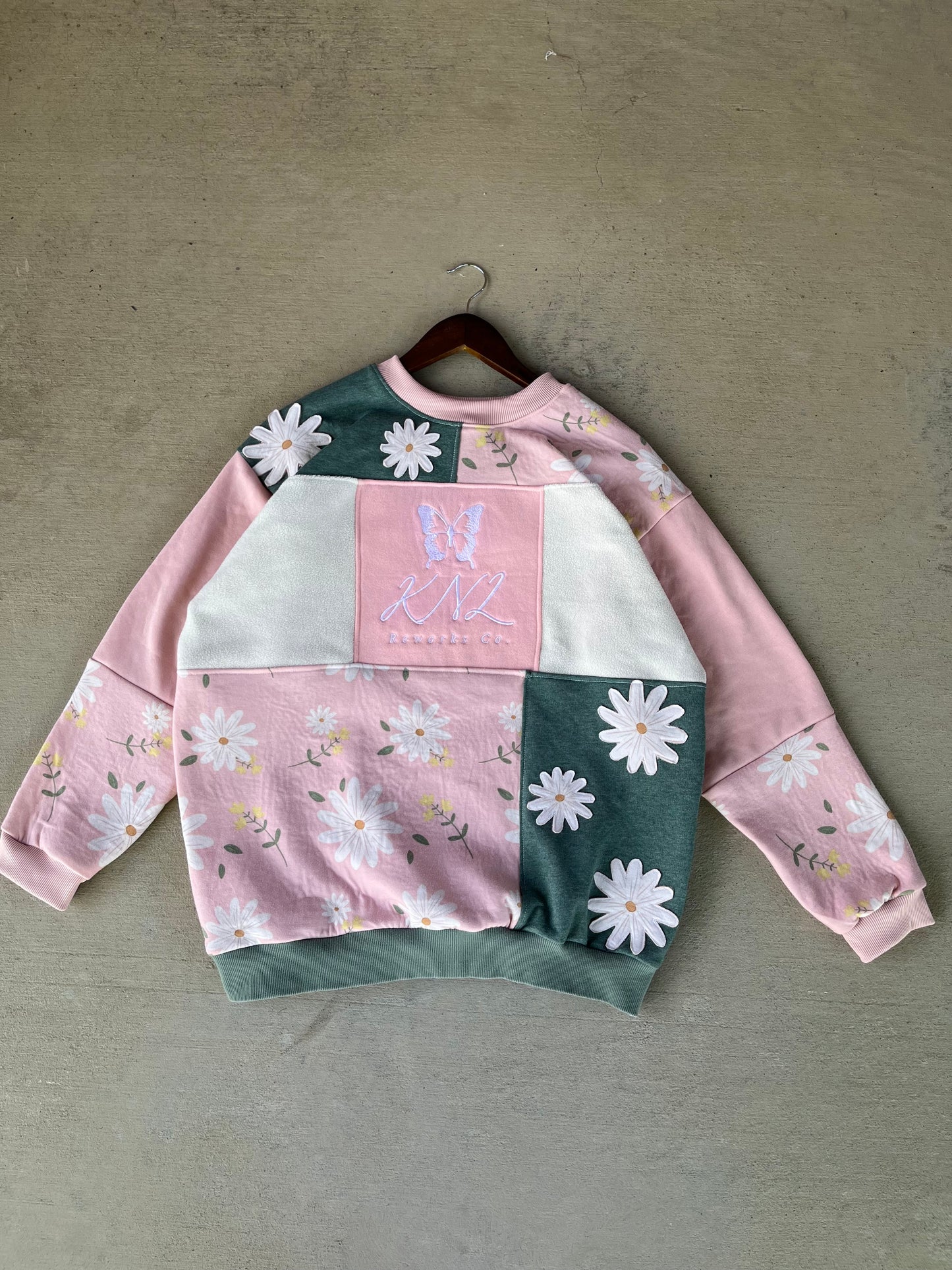 Daisy meadows patchwork crewneck (L)